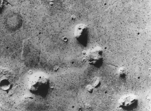 face_on_mars.jpg (44870 bytes)